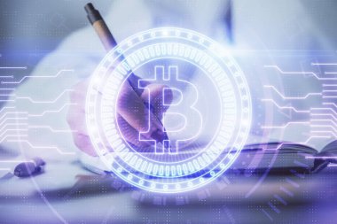 Kripto para hologramı kadının ellerinin üzerinde arka plan yazıyor. Blockchain kavramı. Çift pozlama