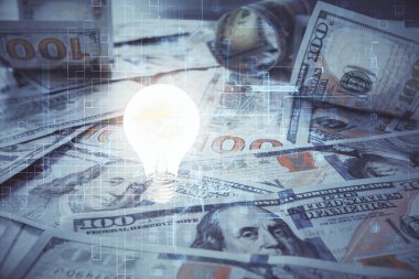 Arka planda Amerikan Doları 'na çekilen ampulün iki katı yansıması. Fikir kavramı.