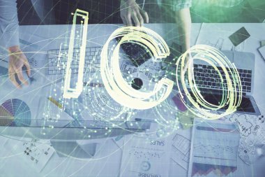 Kadın ve erkeğin birlikte çalıştığı ve şifreli temalı hologramı finanse ettiği çifte pozlama. Zincir işi konsepti. Bilgisayar arkaplanı.