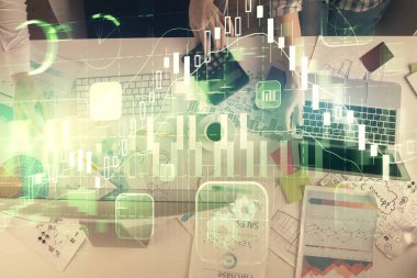 Birlikte çalışan kadın ve erkeğin birden fazla pozu ve finansal grafik hologramı. İş konsepti. Bilgisayar arkaplanı.