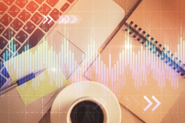 Borsa grafiği ve masa arkasındaki en üst görünüm bilgisayarı. Çifte maruziyet. Finansal eğitim kavramı.