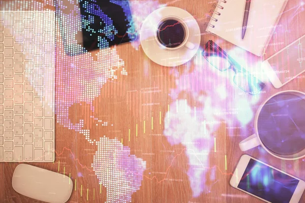 차트의 홀로그램이 데스크 컴퓨터를 전화로 됩니다 위에서 모바일 — 스톡 사진