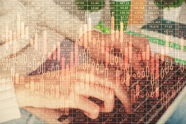 コンピュータと外国為替チャートのホログラム図面に入力する女性の手の二重露出 株式市場の投資コンセプト — ストック写真