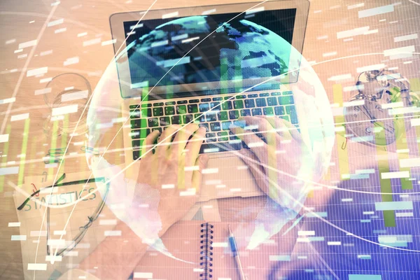 컴퓨터 키보드와 비즈니스 홀로그램 그림을 사람의 타이핑하는 노출되었습니다 위에서 시장의 — 스톡 사진