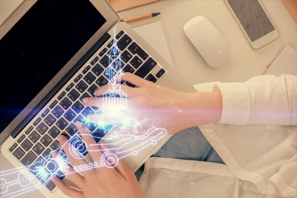 Bilgisayar Yaratıcı Hologram Çizimleri Üzerinde Çalışan Kadın Elleri Çift Pozlama — Stok fotoğraf