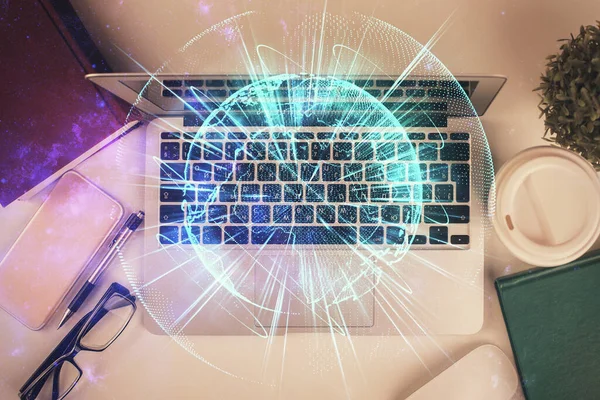 デスクトップの背景にコンピュータ上のビジネステーマのホログラム図面 最上階だ 多重露光 国際的なつながりの概念 — ストック写真