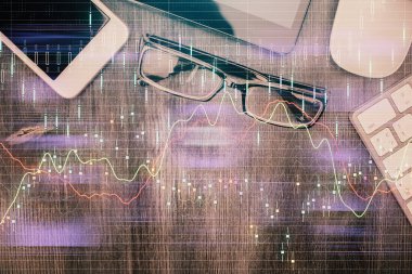 Forx grafik hologramının telefonlu masaüstü üzerinde çoklu pozlandırılması. Üst Manzara. Mobil ticaret platformu kavramı.