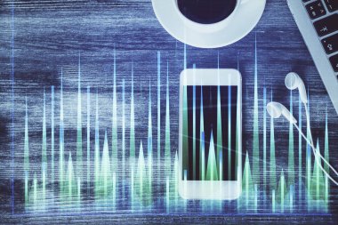Masaüstünde telefonlu ön x grafik hologramına çift pozlama. Üst Manzara. Mobil ticaret platformu kavramı.