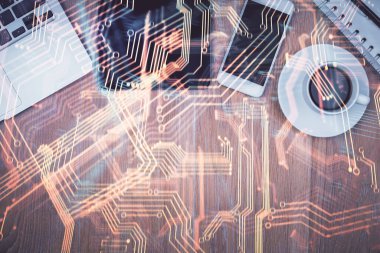 Teknoloji temalı çizimlerin çoklu pozu telefon ile masanın üzerinde. Üst Manzara. Yüksek teknoloji kavramı.