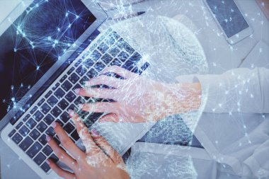 Bilgisayar ve insan beyin hologramı çizimleri üzerinde çalışan bir kadının çifte pozu. Üst Manzara. Ai kavramı.