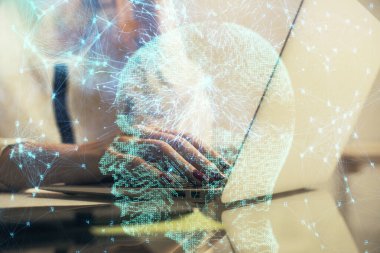 Bilgisayar ve insan beyin hologramı çizimleri üzerinde çalışan kadın ellerine çok maruz kaldı. Ai teknoloji konsepti.