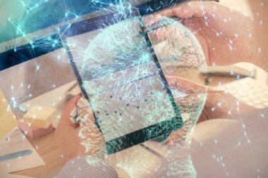 Bir adamın elini tutarken ve dijital bir cihaz ve beyin hologramı çizerken çift pozlama. Veri kavramı.