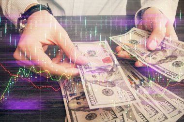 Finansal grafiğe çoklu pozlama hologram, Amerikan dolarları ve insan eli. Analiz kavramı.
