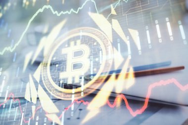 Engelleme zinciri ve kripto ekonomi temalı hologram ve bilgisayar geçmişi olan bir masa. Bitcoin kripto para kavramı.