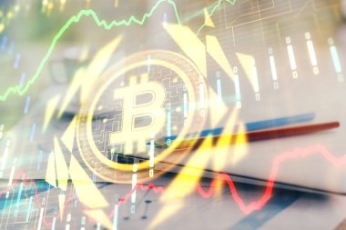 Engelleme zinciri ve kripto ekonomi temalı hologram ve bilgisayar geçmişi olan bir masa. Bitcoin kripto para kavramı.