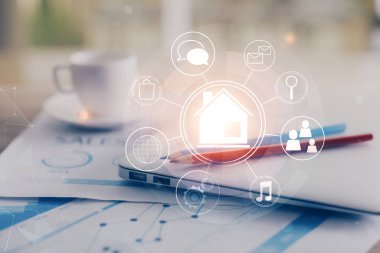 Ofisteki masaüstü bilgisayar geçmişi ve büyük kasaba binaları hologram çizimi. Çifte maruziyet. Akıllı şehir konsepti.