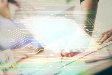 Veri teknolojisi hud 'u ile arka planda bir kadının el yazısı iki kez gösteriliyor. Büyük veri kavramı.