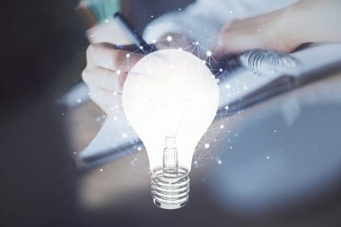 Arka planda not alan bir kadının eline ampul çizmek. Fikir kavramı. Çift pozlama