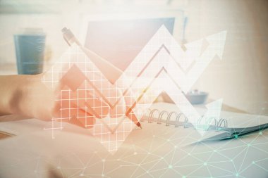 Kadının elleri üzerinde mavi ok arka planda not alıyor. Başarı kavramı. Çift pozlama