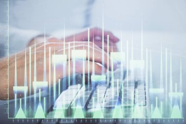 Arka planda ofiste bilgisayarda bilgisayarda yazan adam ile grafik çoklu pozlama. Sıkı çalışma kavramı. Closeup.