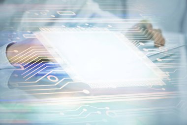 Bilgisayar geçmişi üzerinde çalışan bir adamla çok sayıda teknolojik çizime maruz kalmış. Yenilik kavramı.