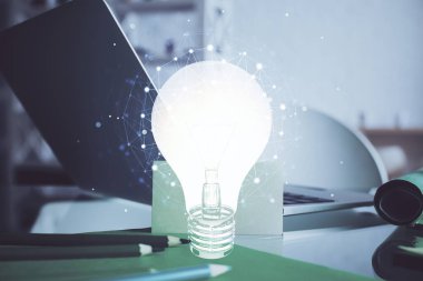 Bilgisayar ofisinde ampul simgesi hologramıyla birlikte. Çoklu maruz kalma. Fikir kavramı.