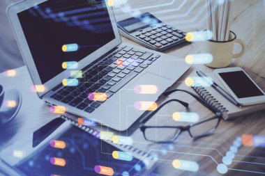 Arkaplanda bilgisayar ve veri teması çizimi olan tablonun çifte pozlandırılması. Yenilik kavramı.