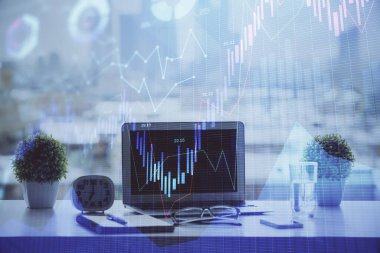 Masası ve kişisel bilgisayarı olan borsa grafiği. Çoklu maruz kalma. Mali analiz kavramı.