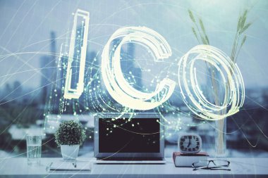 Engelleme zinciri ve kripto ekonomi temalı hologram ve bilgisayar geçmişi olan bir masa. Bitcoin kripto para kavramı.