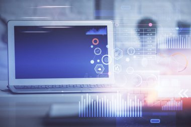 Masaüstü bilgisayar ve teknoloji temalı holograma çoklu maruz kalma. Yazılım geliştirme kavramı.