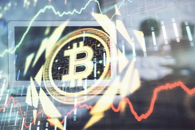 Engelleme zincirine ve kripto ekonomi temalı holograma ve bilgisayar arkaplanlı masaya çoklu maruz kalma. Bitcoin kripto para kavramı.