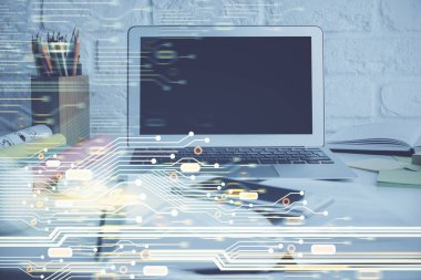 Masaüstü bilgisayar ve teknoloji temalı holograma çoklu maruz kalma. Yazılım geliştirme kavramı.