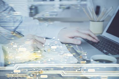 Teknoloji temalı dizüstü bilgisayarla çalışan bir iş adamı. Büyük veri kavramı. Çift pozlama.