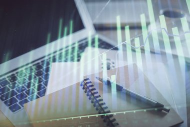 Finans şeması çizimine ve masaüstüne kahve ve masa arkasında eşyalar ile çifte pozlama. Önx piyasa ticareti kavramı