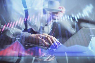 İşkadını ellerinin bilgisayar ve finansal grafik hologramı çizimlerinde çifte pozlama. Borsa analizi kavramı.