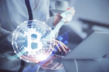 Bilgisayarda ve kripto piyasa temalı hologram çizimlerinde kadın elinin çifte pozu. Engelleme zinciri kavramı.