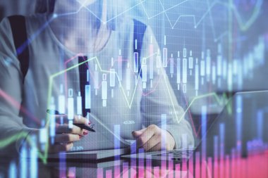 İşkadını ellerinin bilgisayar ve finansal grafik hologramı çizimlerinde çifte pozlama. Borsa analizi kavramı.