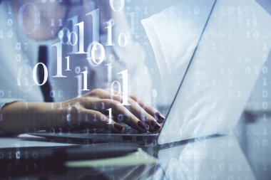 Bilgisayar ve veri temalı hologram çizimleri üzerinde çalışan kadın ellerine çok fazla maruz kalma. Teknoloji kavramı.