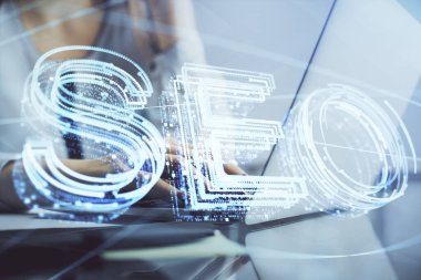 Bilgisayar ve seo hologram çizimleri üzerinde çalışan kadın elleri çift pozlama. internet arama kavramı.