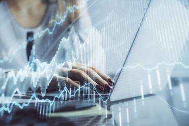 Bilgisayarda ve finansal grafik hologramında kadın eli yazarken çift pozlama. Borsa analizi kavramı.