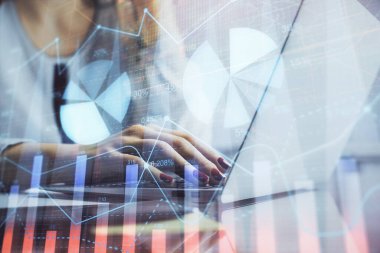 Bilgisayarda ve finansal grafik hologramında kadın eli yazarken çift pozlama. Borsa analizi kavramı.