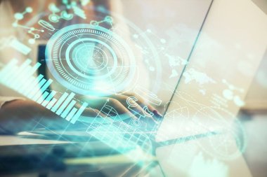 Kadın elinin bilgisayar ve iş temalı hologram çizimlerinde çok fazla pozlanması. Başarı konsepti.