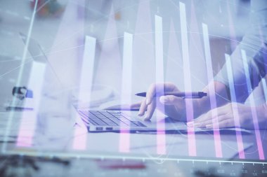Bilgisayarda ve finansal grafik hologramında yazı yazan kadın ellerine çok maruz kalmış. Borsa analizi kavramı.