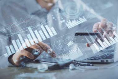 Ellerinde kredi kartı ve forex çizimi olan bir adamın çift pozu. İnternet E-ticaret kavramında hisse senedi ve dijital fintech.