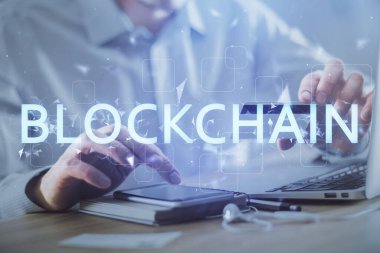 Elinde kredi kartı ve şifreli iş teması çizimi olan bir adamın çift pozu. Dijital engelleme zinciri ve E-ticaret kavramı.