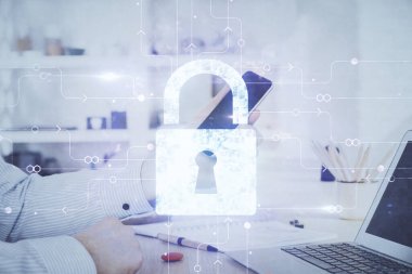 Dijital bir cihaz ve kilit çizimi kullanan bir adamın el ele tutuşması. Güvenlik kavramı.