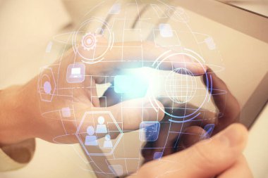 Bir adamın elini tutarken ve telefon ve sosyal ağ teması kullanırken çift pozlama.