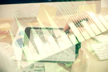 Bir adamın elini tutarken ve bir telefon ve finansal çizim kullanırken çift pozlama. Pazar analizi kavramı.