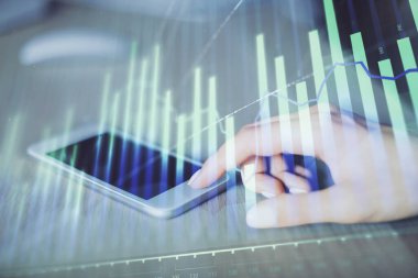 Ön x çizelgesine çift pozlama, hologram çizimi ve cep telefonu kullanan bir kadın. Finansal piyasa kavramı.