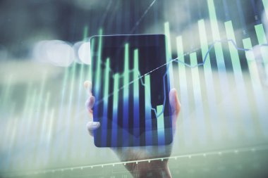 Ön x çizelgesine çift pozlama, hologram çizimi ve cep telefonu kullanan bir kadın. Finansal piyasa kavramı.